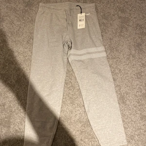 Stronger mjukisbyxor  - Säljer dessa grå mjukisbyxor från stronger. Köpte en förstor storlek och gick inte att skicka tillbaka. Storlek M,( prislapp kvar)