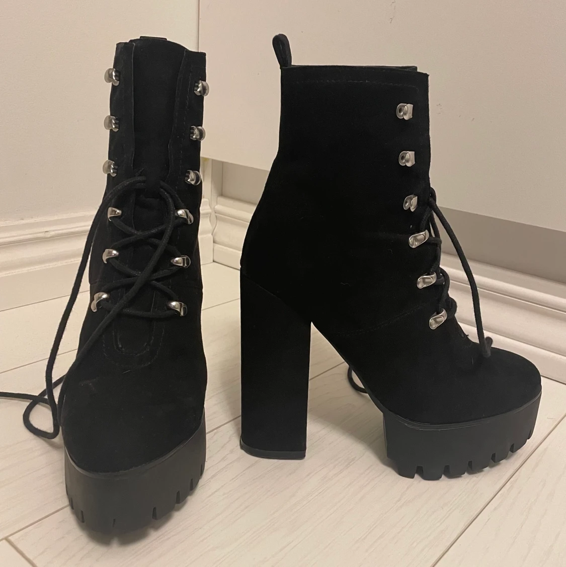 Högklackade boots - 91