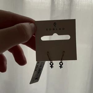 Edblad örhängen  - Så fina örhängena med en ”kvinnosymbol ”från Edblad. Säljs pga att jag har ett liknande par. Helt oanvända och aldrig testade❤️
