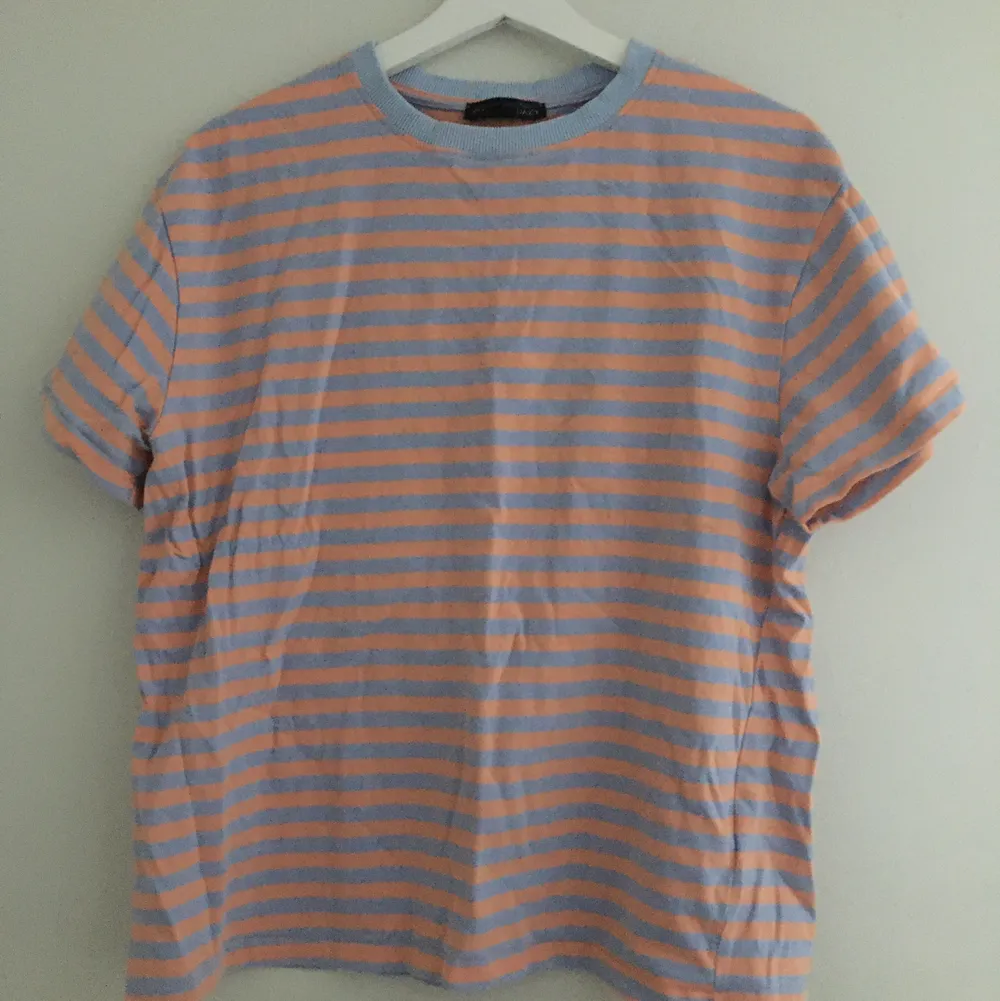 Str M, blå och rosa, 60kr ink frakt 📦 . T-shirts.