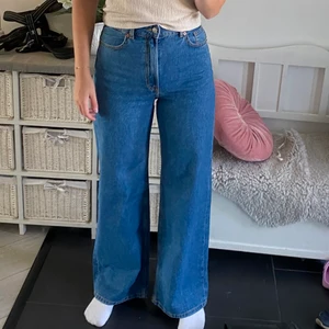 Jeans - Säljer ett par jeans i strl 38. Välanvända men i bra skick. Köpare står för frakt💗