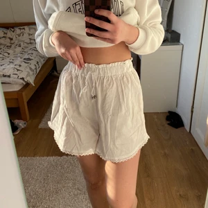 Shorts  - Supersöta vita shorts i storlek 34! Frakten ingår i priset 🤪