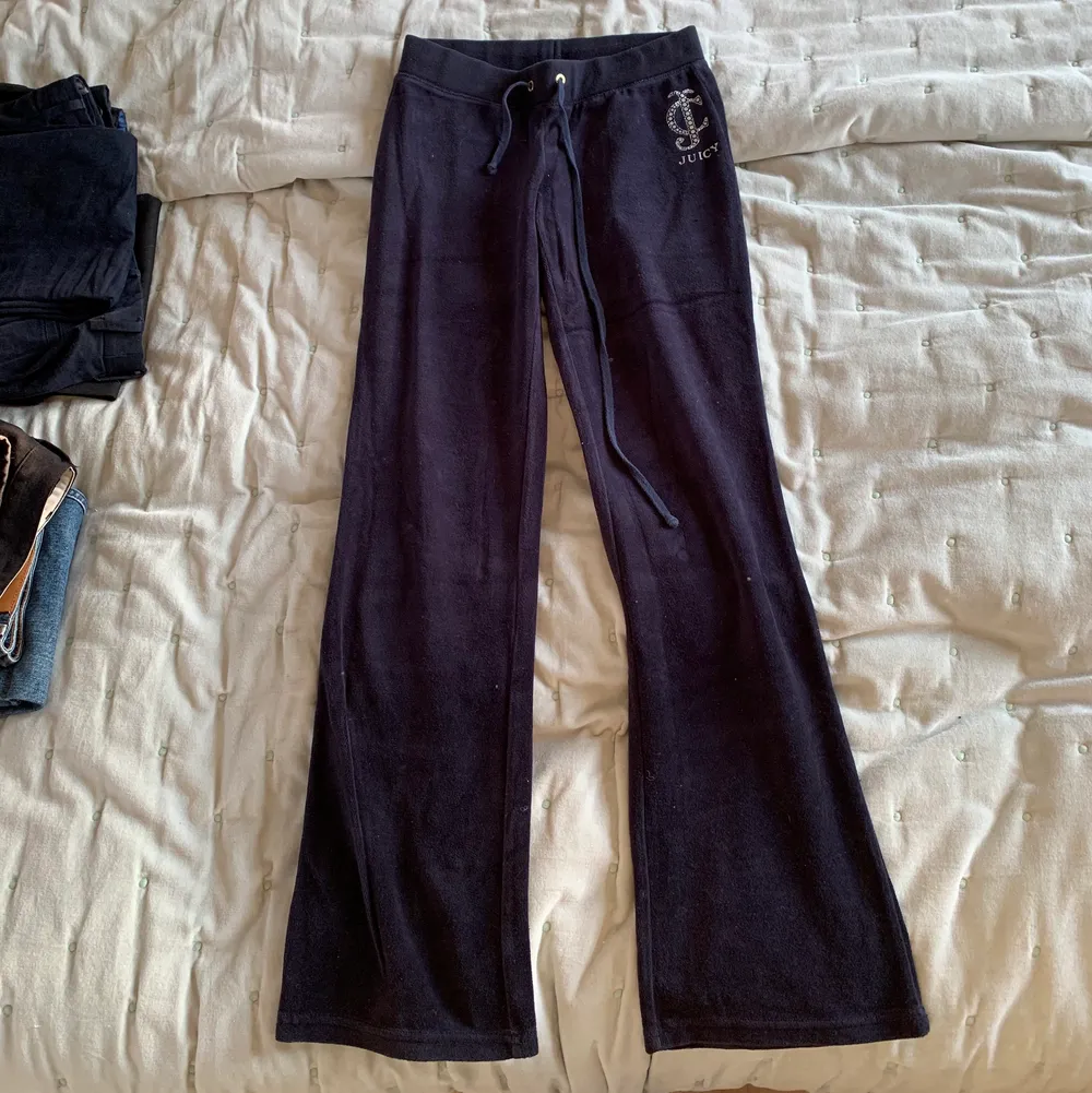 Säljer mina gamla juicy couture byxor då de är för korta för mig. . Jeans & Byxor.