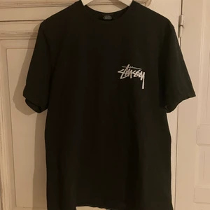 Our legacy x Stüssy - Our legacy x Stüssy Workshop T-shirt. Använd 1-2 gånger. Nypris 500kr, säljes för 300kr. Köparen står för frakten!
