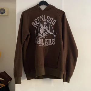 Reckles scholars hoodie  - Bra skick dock tappat färgen på en Sten (se bild)