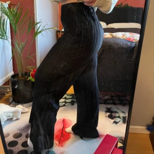 Vida byxor  - Jättesköna vida byxor i storlek small. Säljer då jag har liknade byxor 🦋 spårbar frakt! tveka inte att höra ev er vid funderingar 💕skriv till mig innan ni klickar på köp nu 