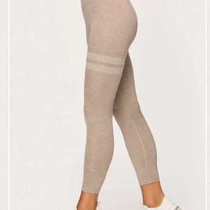 Träningsset - Säljer mitt träningsset från stronger som jag endast användt 3 gånger! Nypris 1100kr💕💕Om ni vill köpa tightsen separat kostar de 450kr (nypris 699) och toppen kostar separat 250kr (nypris 399). Paketpriset är 650kr! Skriv privat för mer info/bilder💕Köparen står för fraktkostnad!