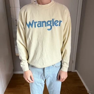 Gul/blå tröja från wrangler - Gul/blå tröja från wrangler i gott skick, stl S dam men passar även mig som vanligtvis har stl S herr så den är oversize. Nypris: 699kr, köpt på tegel i Åre