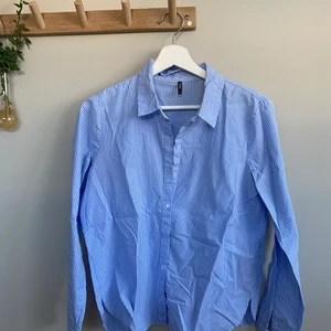 Randig skjorta - En härlig luftig skjorta från Only i strl 36. Använd 1 gång. Går att använda som vanlig skjorta men skulle också funka bra som nattskjorta