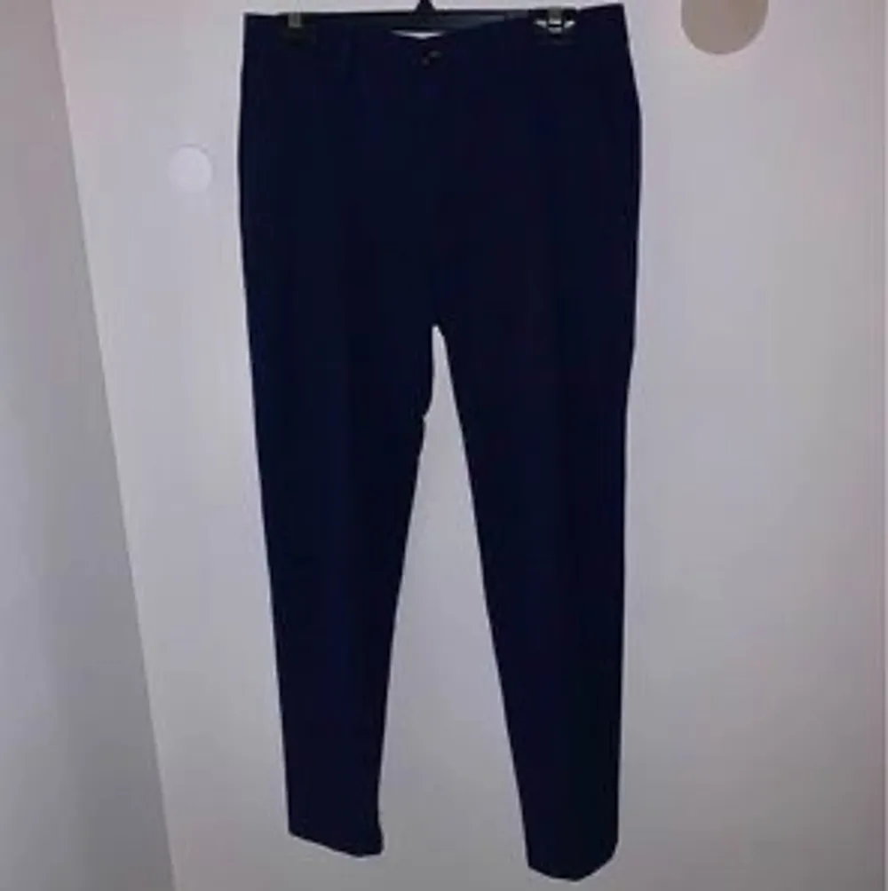 Marinblåa kostymbyxor köpta från Zara för 600kr säljs för 250kr. Strl: 38. Jeans & Byxor.