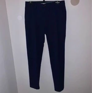 Kostymbyxor Zara - Marinblåa kostymbyxor köpta från Zara för 600kr säljs för 250kr. Strl: 38