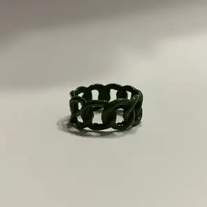 Grön silverring i form av en kedja.