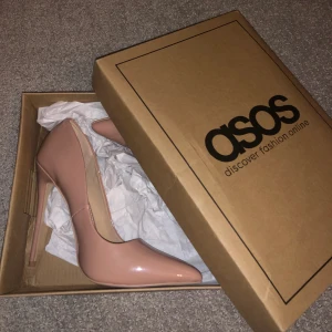 klackskor  - splitternya klackar i en fin nude färg från asos. Aldrig använda pga att dom inte kommit till användning. Storlek 36. Passar till allt. Inköpspris 390kr