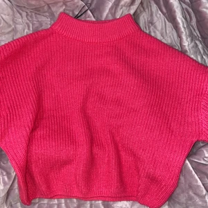 Stickad tröja  - Stickad tröja i storlek M, skulle säga att det är en S då den är ganska liten i storleken och passar mig bra som vanligtvis har S och XS