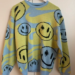 Stickad smileytröja - Superfin tät stickad tröja med smileys på från Asos. Aldrig använd och säljer eftersom jag inte tycker den passar mig. Kan postas om du betalar frakt. Annars mötas i Sthlm. 