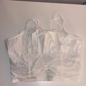 Kommer från HM - Denna tröja kommer från HM sommar är perfekt till sommaren eller om du ska åka utomlands!💕 jag säljer den här för att den är för liten på mig. Den har aldrig används bara vart i min garderob!