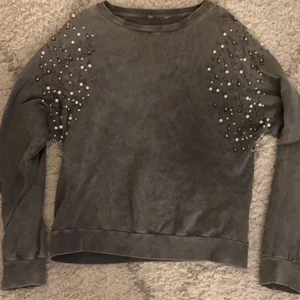 Tröja  - Jag säljer denna tröja med pärlor på ärmarna. Säljer också en likadan i svart. Använd några gånger men i väldigt fint skick. Jag vet inte vart den är ifrån och men jag tror lindex. Vet då heller inte storleken men passar som en S på mig och detsamma med den svarta tröjan. Skriv till mig om ni är intresserade eller undrar något.💓
