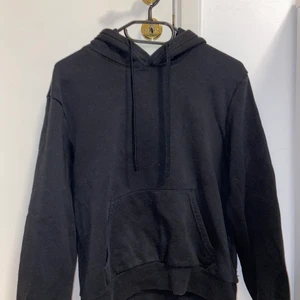 Svart hoodie! - En svart hoodie. Köpt på hm. Har använts men är i go skick! Använder inte den längre.