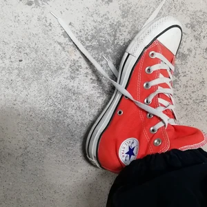 Converse skor  - Ett par converse skor. Jättefin orange färg. nästan som ny. Jag har andra par ch behöver inte mer. Vi träffas på Fridhemsplan Stockholm. Jag tar swish. 