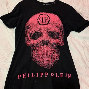Philipp Plein  - Philipp Plein t - shirt i bra skick. Passar till både tjejer och killar. Storlek S men passar också till XS/S och M. Säljer plagget eftersom den inte kommer till användning.💗