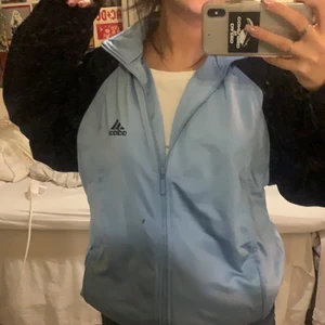 Y2k zip up  - Säljer min älskade blå adidas zip up som jag köpt second hand har vikt upp den passar xs-m kanske även L beroende på hur man vill att den ska sitta ! Fläckarna är på spegeln inte tröjan!! 