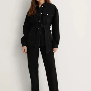 Nakd jeans jacka - (Lånad bild) Säljer min svarta super fina jeans jacka jag köpte från nakd för ksk ett halv år sen! Den är använd ett få tal gånger pga den passar inte mig! Storleken är väldigt stor.. de är storlek xxs men skulle säga att den passar som en s/m! 