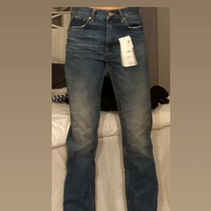 Zara jeans strl 36 - Helt oanvända Zara jeans, endast provade. Passar mig i längden som är 168 cm. Säljes pga att de inte kommer till användning. Köptes för 399kr och säljes direkt för 350kr. Köparen står för frakten. Skriv privat för intresse!💗🌟