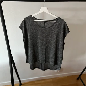 Glittrig top från BIKBOK (M) - Perfekt till nyår. Glittrig tisha som funkar perfekt till läderkjol eller läderbyxor ☽