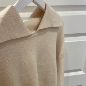  Beige tröja - Säljer nu denna fina tröja från Ginatricot! Den säljs för att den inte kom till användning. Jag har endast använt den en gång alltså ny skick! Det är bara att kontakta mig via intressen eller frågor☺️