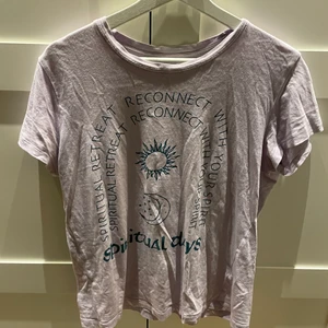 Lila T-Shirt - En lila t-shirt från pull and bear! T-Shirten har ett blå/grönt tryck! Köpt för 99kr och säljer för 30+24kr frakt! Storlek Medium! 