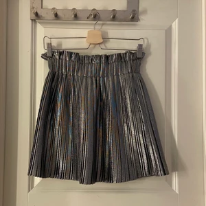 Kjol från Zara - Säljer nu min as balla kjol från Zara som inte säljs längre, kjolen är i mycket bra skick, det är shorts inbyggt i kjolen vilket är ett stort plus!💓⚡️