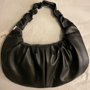 Handväska från Nelly - Snygg handväska från Nelly, aldrig använd med lapp kvar på. Säljs pga att den inte kommer till användning tyvärr. Tror nypris var  399kr. Säljs för 200kr plus frakt, pris kan diskuteras💗