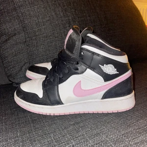 Nike Air 1 Jordan Light Arctic Pink  - Pedantskötta men ändå fint skick! Kan tvättas innan försäljning. Stl 38.5. 900kr eller bud. Orginalkartong ingår