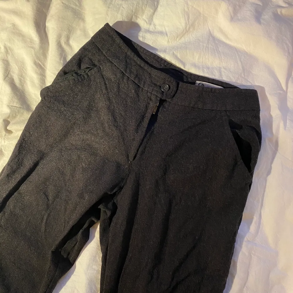 Fina byxor i något slags ull material, perfekt längd på mig som är 168 (strl S). Jeans & Byxor.