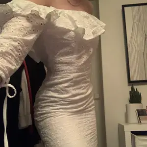 Vit off shoulder klänning från DM. Endast använd 1ggn och är hel och ren. Säljer då den inte längre passar mig. 
