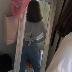 Lindex tröja med öppen rygg - Tröja/topp/blus med öppen rygg och knytband. Super svår att fota så skriv privat för bättre bilder! Strl S men ganska luftig så passar nog även M!