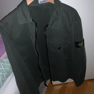 Stone island canvas overshirt - Army grön overshirt från stone island. Köpt på Jupiter. Skick 9/10. Nypris 3400kr (köpt för 3400kr) strl. L passar M också