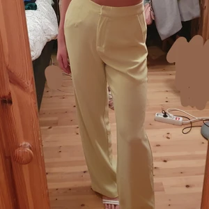 Gulgröna festbyxor! - Gulgröna byxor som är perfekta för festligare tillfällen. I skönt svalt material. Använda 2 gånger. Har fickor i fram/på sidan men inte i bak. Färgen kommer inte riktigt fram på kameran.