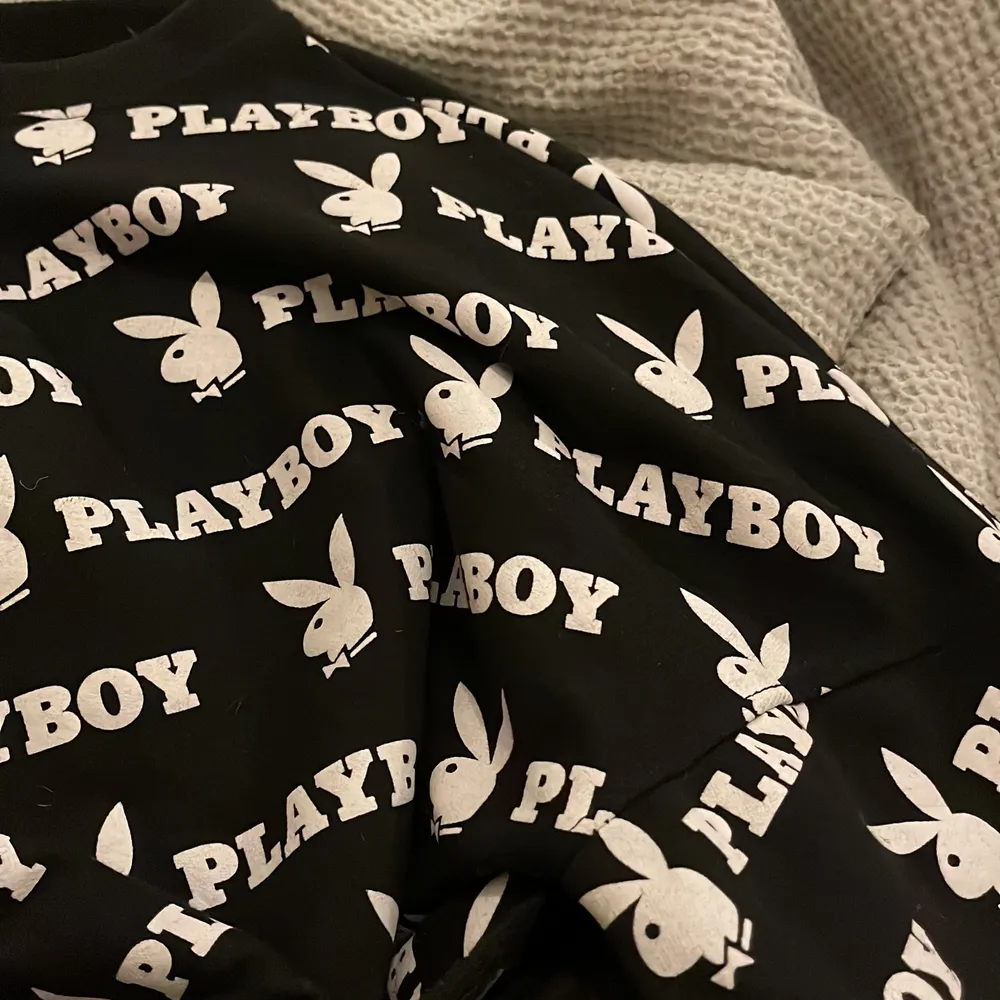 Säljer min Playboy tröja som är croppad. Finns ingen lapp på storleken men tror det är en S. Pris kan diskuteras . Tröjor & Koftor.