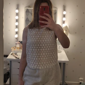 Somrigt linne - Somrigt linne med Spetsdetalj på framsidan. Linnet slutar strax nedanför naveln på mig, alltså lite kortare i modellen. Köpare står för frakt 🤍🤍