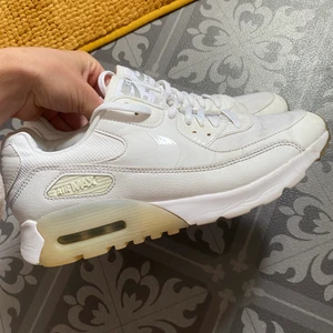 Nike air max - Nästintill helt nya Nike skor! ❤️❤️ nypris 1200kr, använda väldigt sparsamt! Köparen står för frakt💕 storlek 38 ( 24cm) 