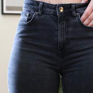 Gråa, SKÖNA bootcut jeans från H&M. Köparen står för frakten 😊