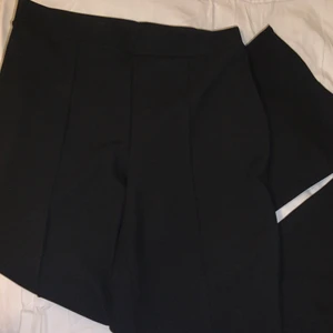 Vida byxor - Svarta vida byxor från Gina tricot med stretch. Skönt material. Söm på framsidan av benen. Säljer pga passar inte mig. Storlek M. Använda en gång