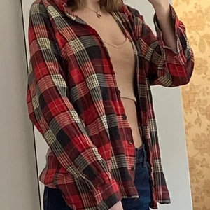 Rutig skjorta - Jättefin rödrutig skjorta i storlek S, köpt på asos för cirka ett år sedan:) väldans bra skick, inge hål eller annat!