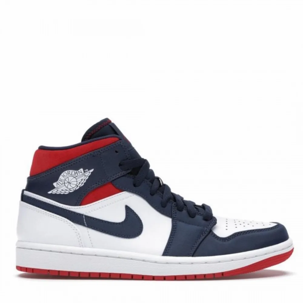 Jordan 1 USA mids. Går för ca 2500 nya! Säljer pga för stora. Använd några gånger men väldigt sparsamt använda & har inga slitningar eller fläckar. Skriv för mer information eller bilder på skorna. Original boxen följer såklart med!. Skor.