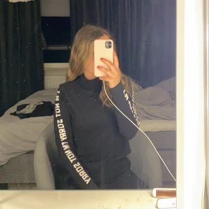 Tröja - En tröja från h&m där det stor ”sorry not sorry” jättehäftig! 