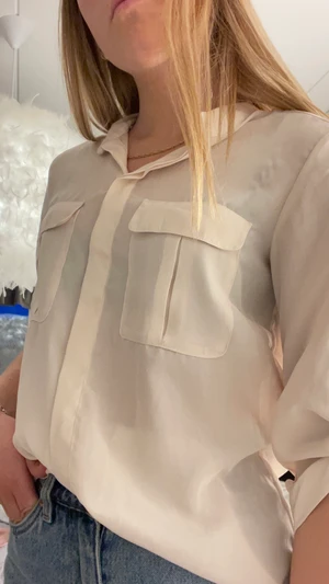 Skjorta  - Ljusrosa skjorta, fungerar fint både knäppt och öppen. 