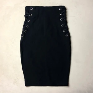 Kjol  - Aldrig använd. Korsad på sidorna.