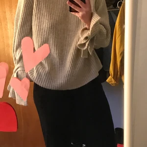 Stickad tröja - Så mysig stickad tröja men knyt-ärmar! Den e i väldigt bra skick💖 