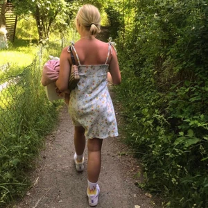 Blommig klänning från H&M - Jättefin blommig klänning från H&M! I storlek S.